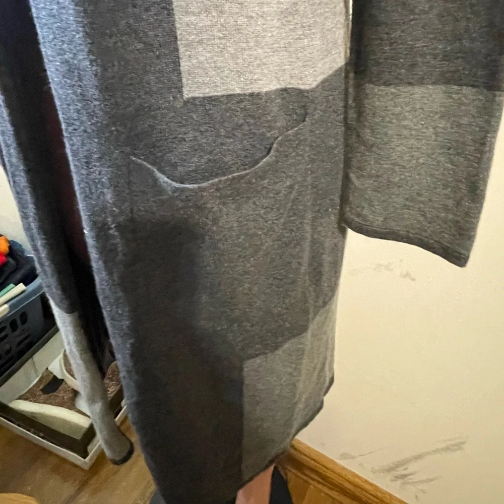 J. Jill Women’s long Cardigan Sweater Small Gray‎ colorblock Open Front Pockets